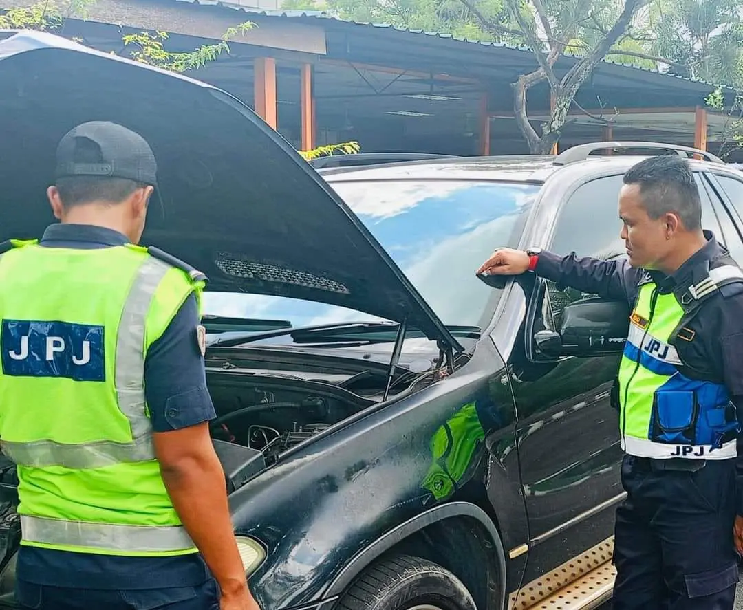 JPJ officers inspecting BMW X6