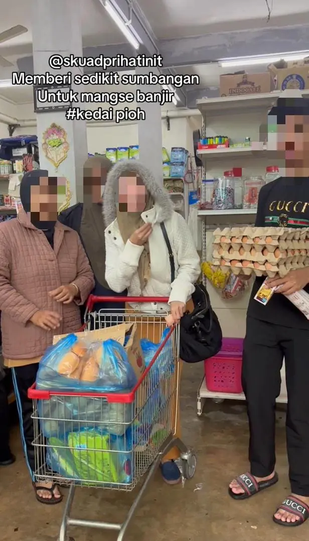 Juliana Mazlan showing teh groceries she bought for flood victim