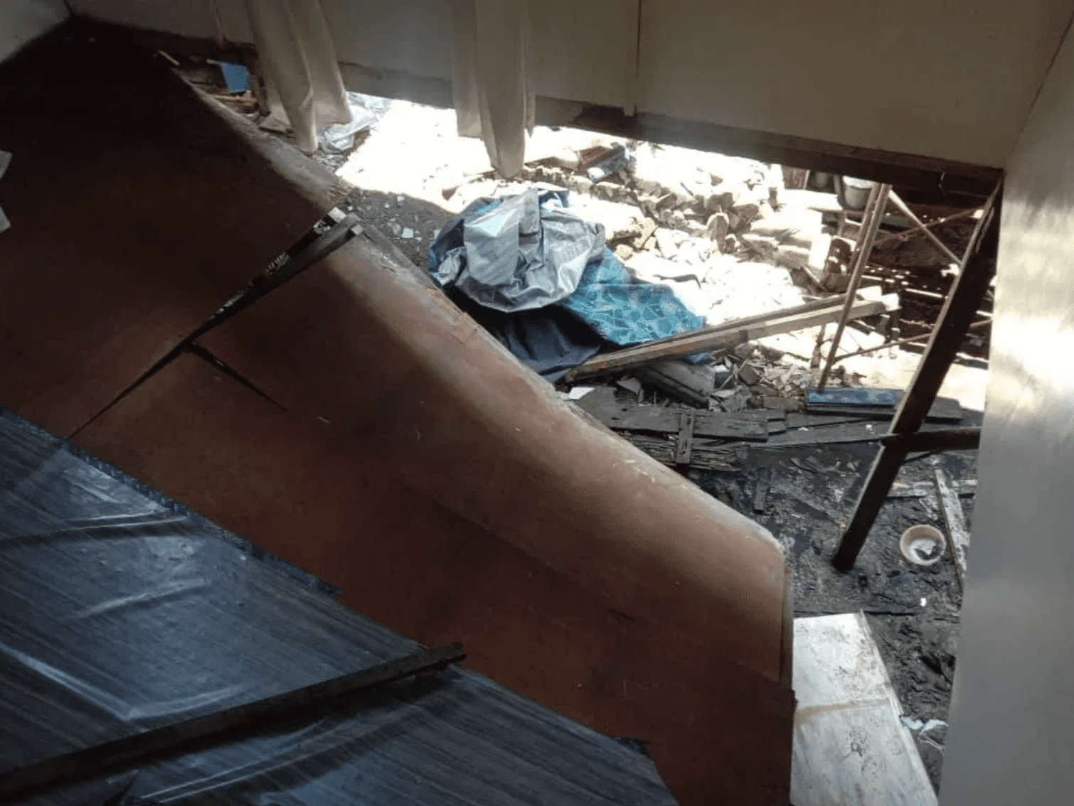 Kampung Gobielt Kuching house floor collapse