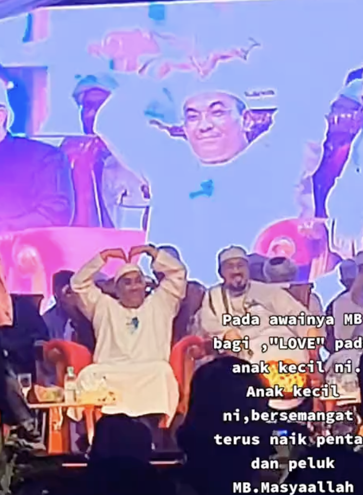 Kedah MB Sanusi Strikes 'Love' Posture To Young Boy, Boy Gives Him A Hug Afterward  1