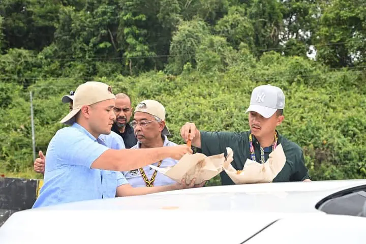 Kembara Kembali Borneo_ 1Agong Enjoys His Lunch By The Roadside