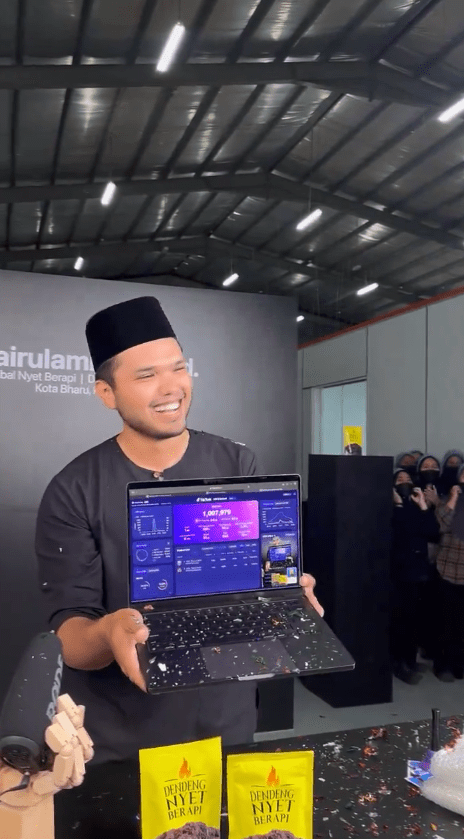 Khairul Aming celebrating the success of selling his latest product through TikTok Shop livestream