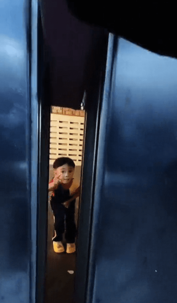 Kid looking for help while aunt get stuck in lift (3)