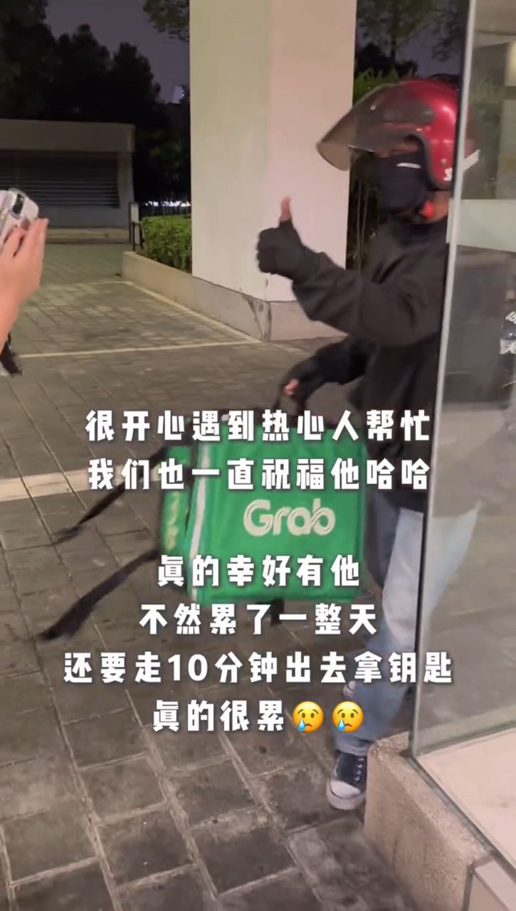 kind delivery rider helps msian thanking