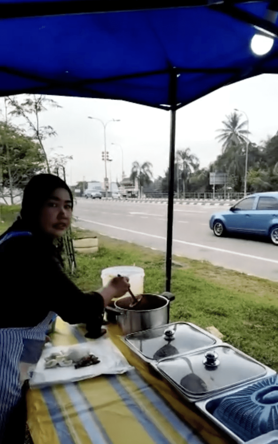 Kind mak cik feed nasi lemak 01