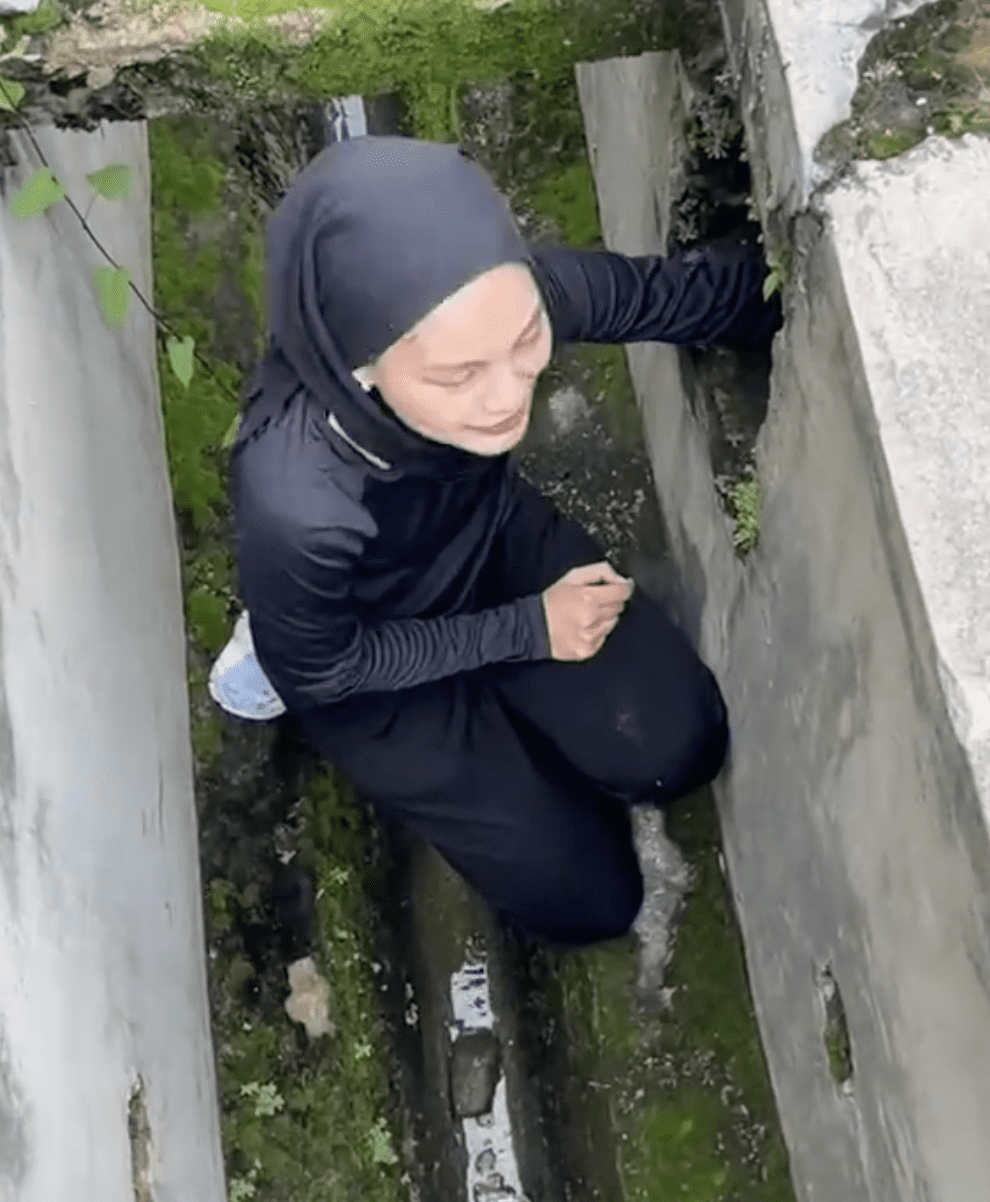 Kindhearted M’sian Woman Enters Dirty Drain To Save Stray Puppy, Wins Praise Online 001