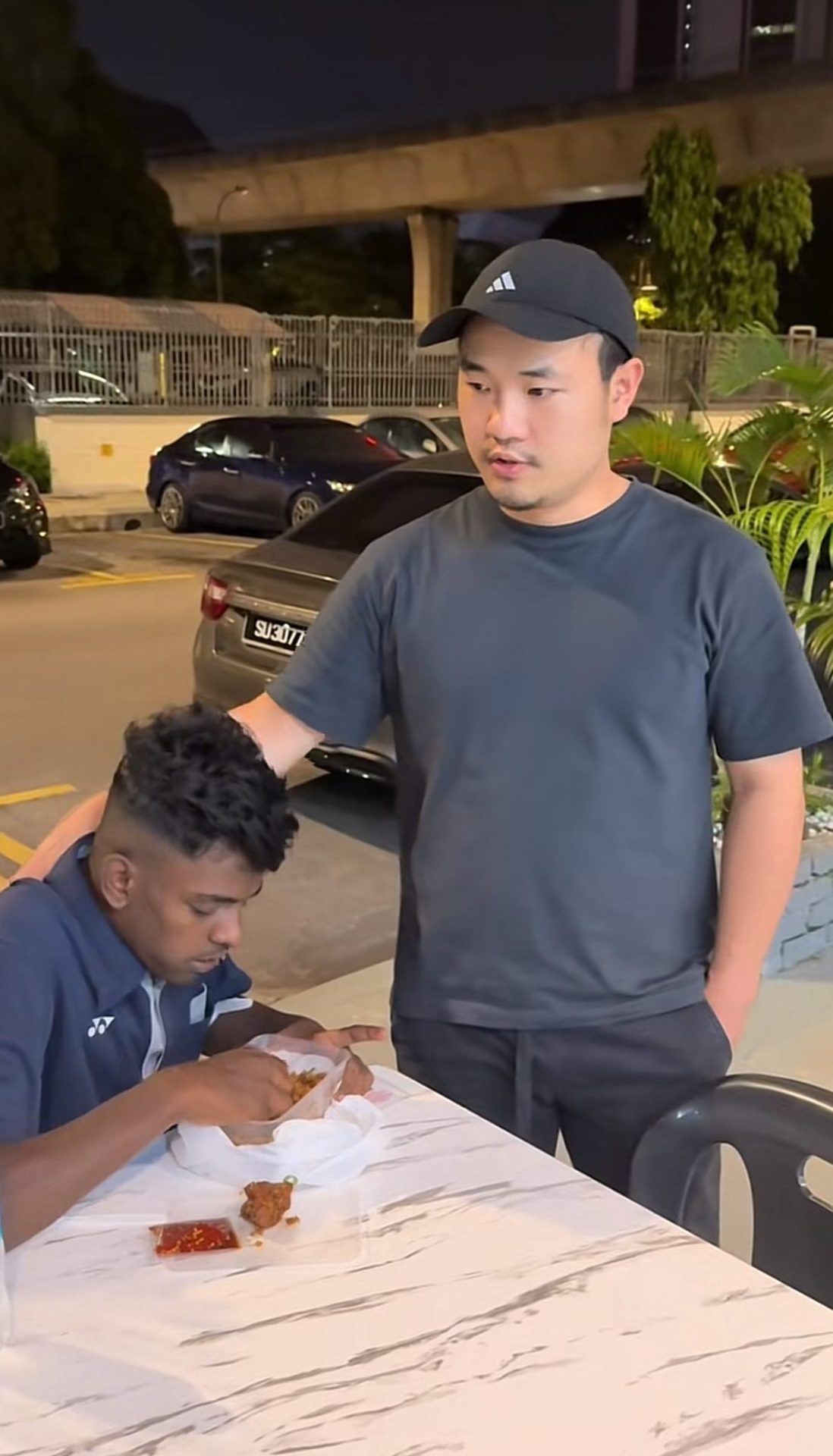 Kind M'sian Helps OKU Teen Who Was Robbed At TBS After Reaching KL To Find A Job