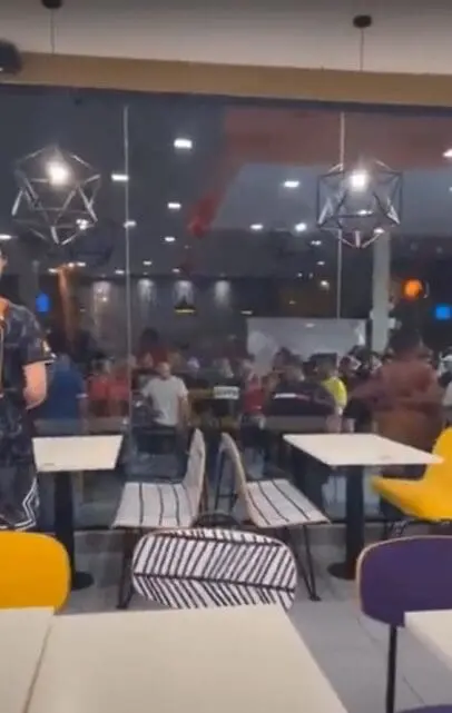 klang woman hide herself in fastfood store