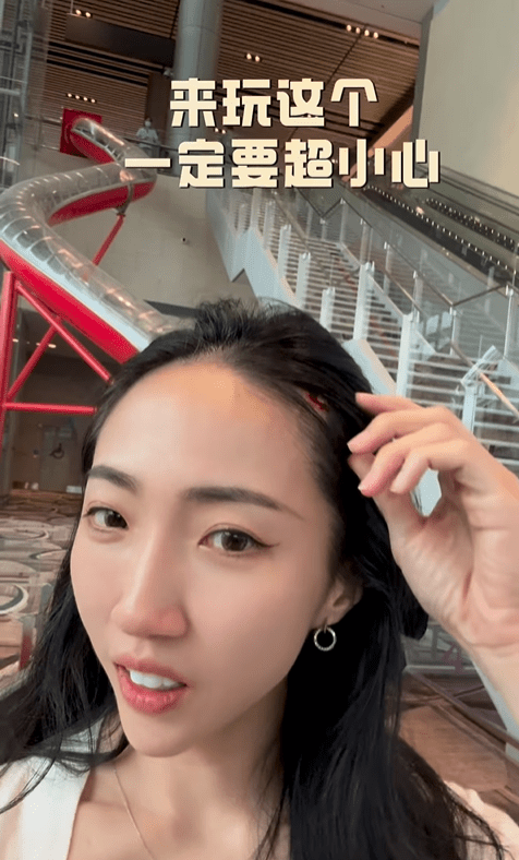 Koay Har shows her wound