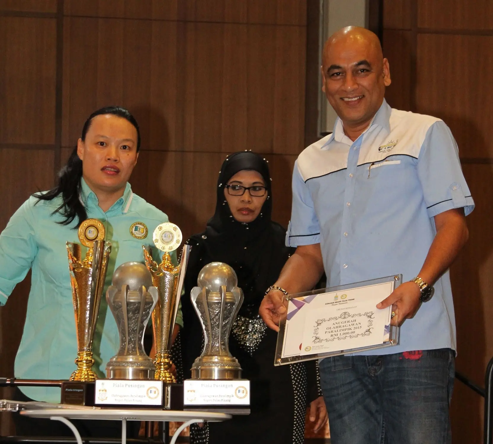 Koh Lee Peng with her trophy