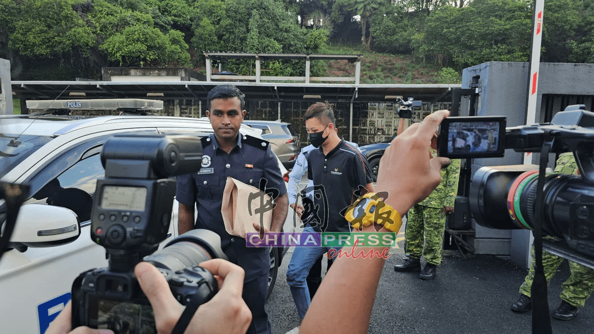 Kok Zi Kang photographed by the media