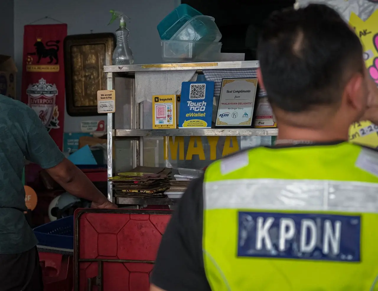 KPDN raiding a stall