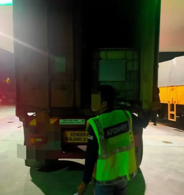 KPDNHEF catches diesel smuggle on Federal Highway