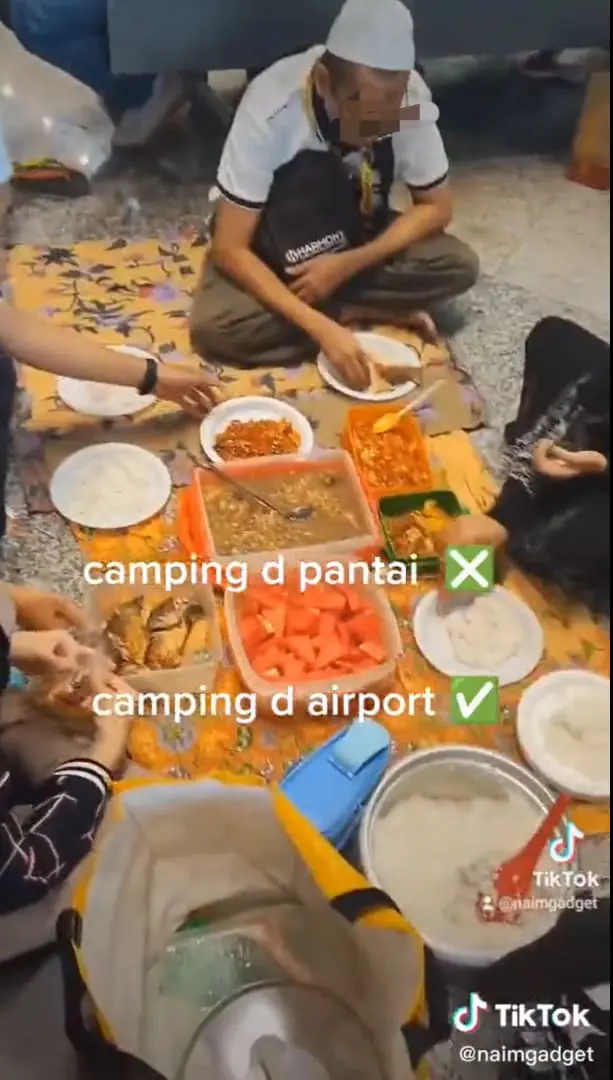 Picnic At KLIA? M’sian Family Spotted Having Full Spread At Lounge Area, Sparks Debate Online
