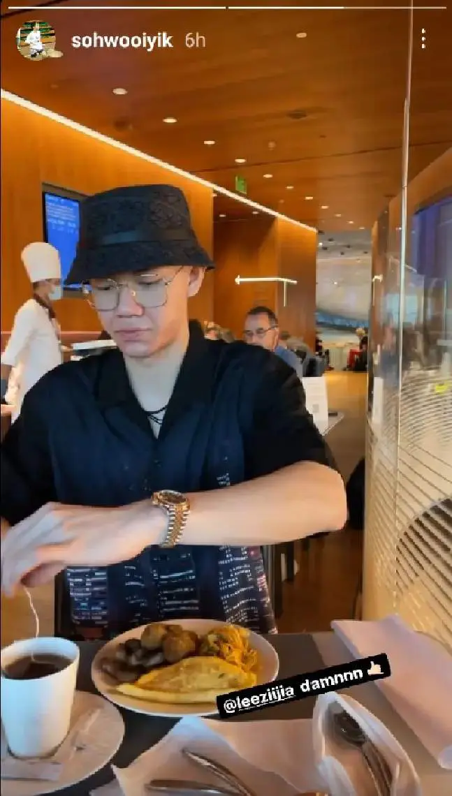 Soh Wooi Yik eating with Lee Zii Jia, Sudirman Cup 2011