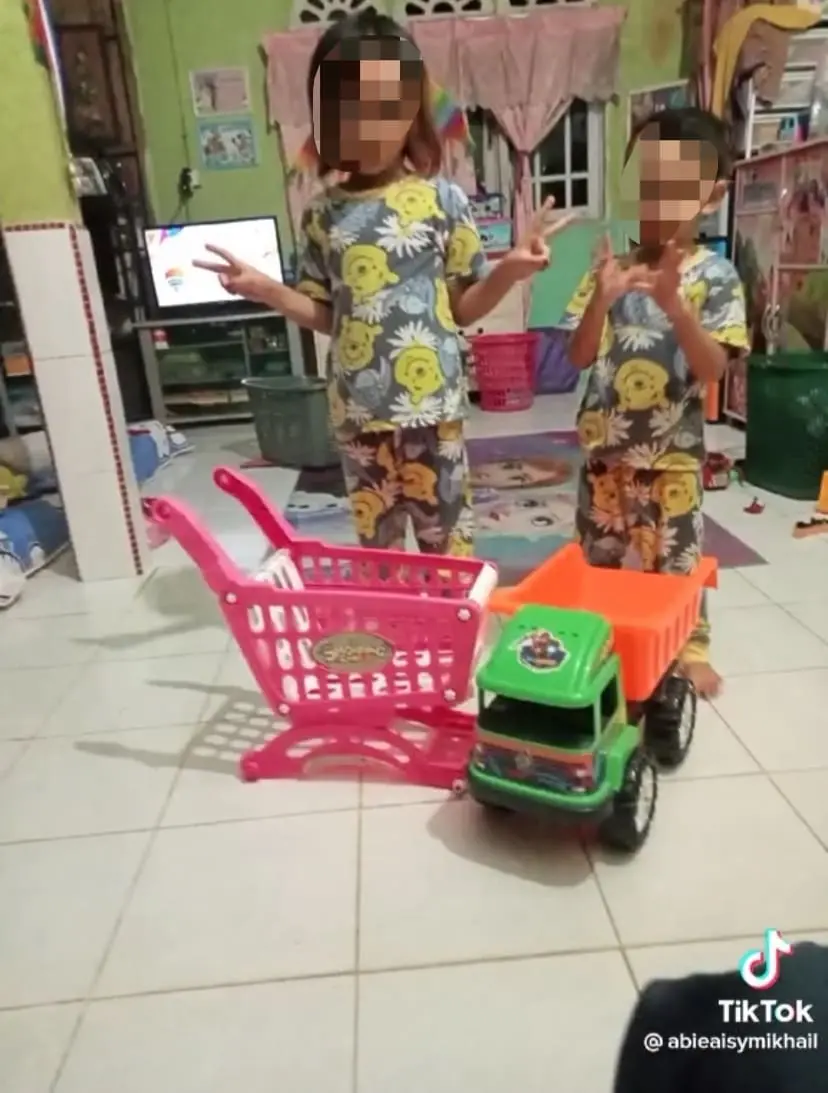 "As Long As My Children Are Happy"- M'sian Father Proudly Collects Toys From Dumps For His Children