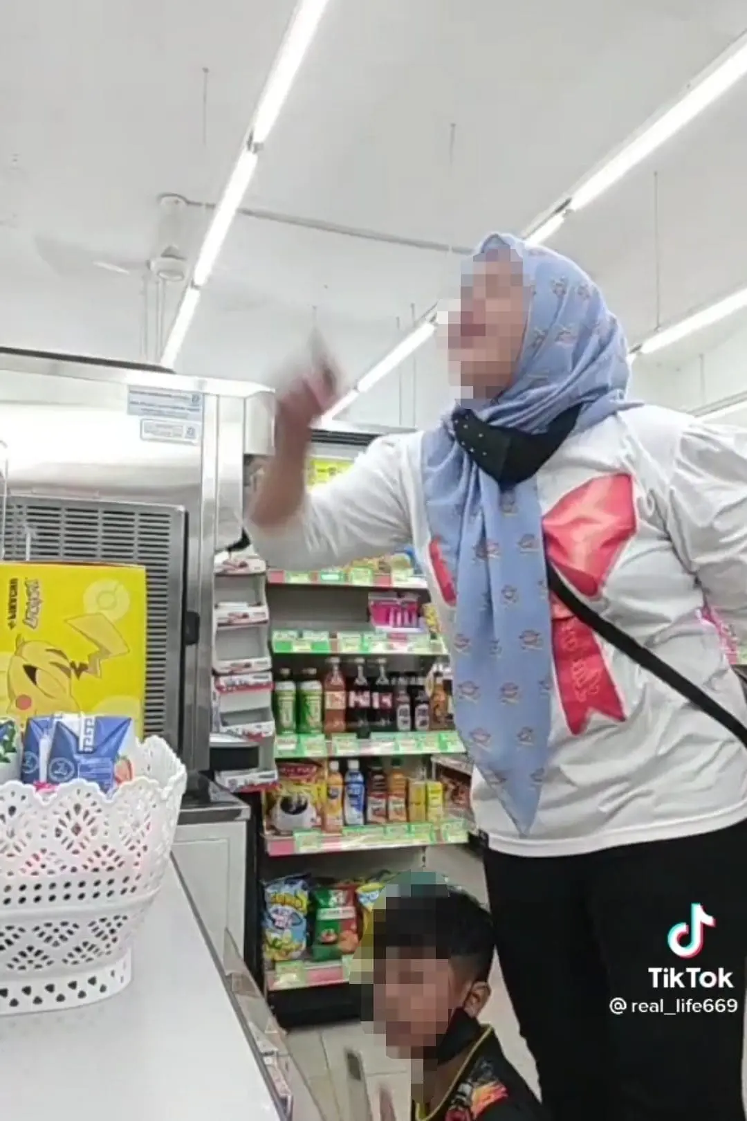 Woman goes berserk on livestream after 7yo son is accused of theft by 7-Eleven staff