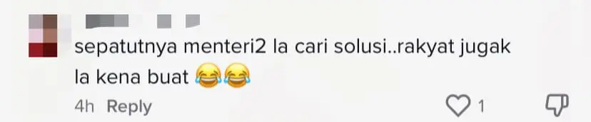 M'sian Man Drains Flooded Highway Road By Digging Pathway Under Heavy Rain