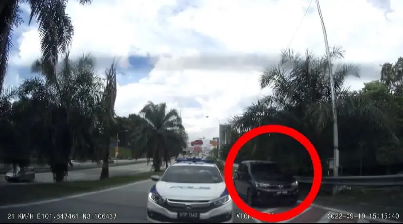 Lane-Cutting Perodua Bezza Feigns Breakdown By Driving Up The Curb To Avoid Police Action