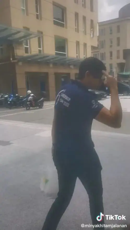 Man shouts at Grabfood rider