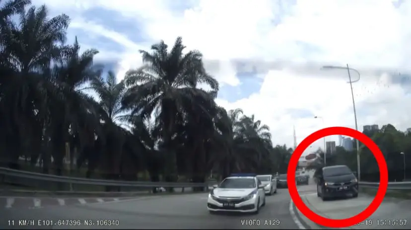Lane-Cutting Perodua Bezza Feigns Breakdown By Driving Up The Curb To Avoid Police Action