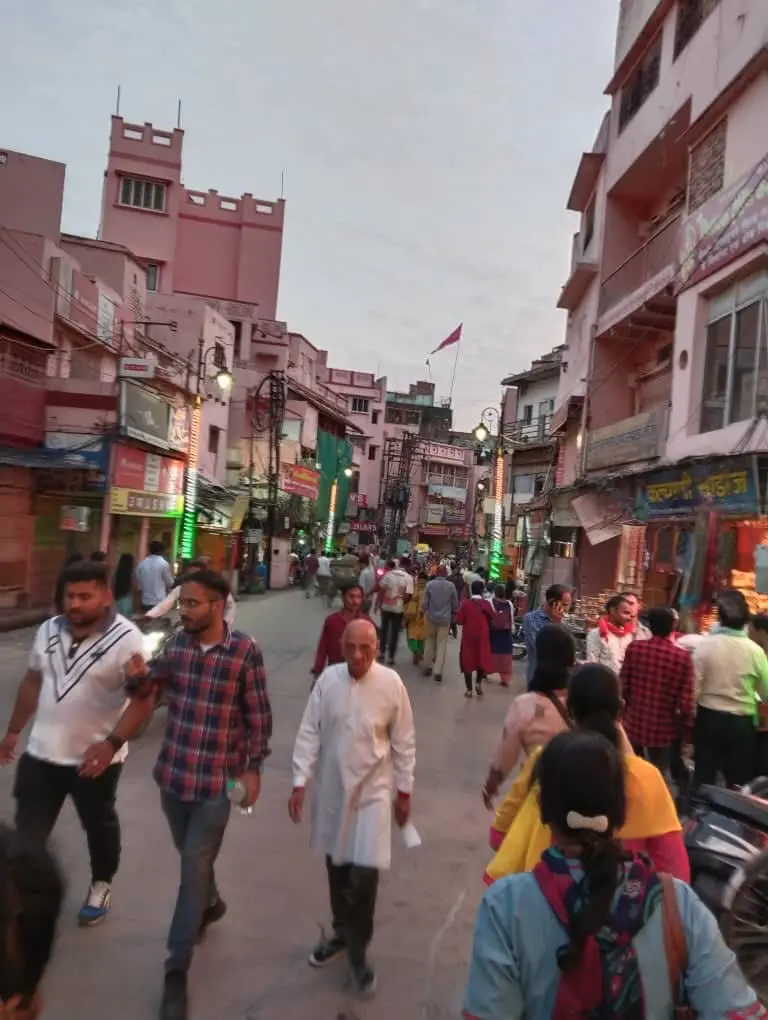 Shoplots with people in Delhi walking here an there