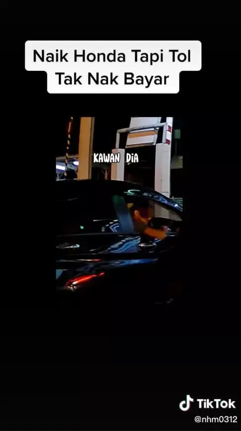 Honda Driver Nearly Hits Car In Front To Avoid Paying Toll Fees