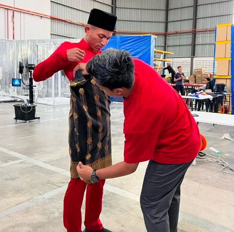 M'sian Marathoner Sets Guinness World Record By Completing Full Marathon In Traditional Baju Melayu Under 3 Hours