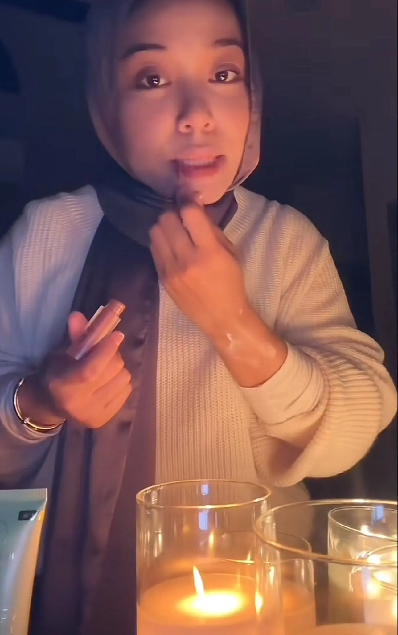Influencer no more using electric instead uses candles to do her make up