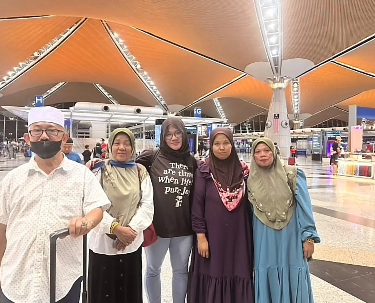 M'sian Girl Who Was Bullied For Being The Child Of Burger Sellers Secures A Spot At Columbia University In The US