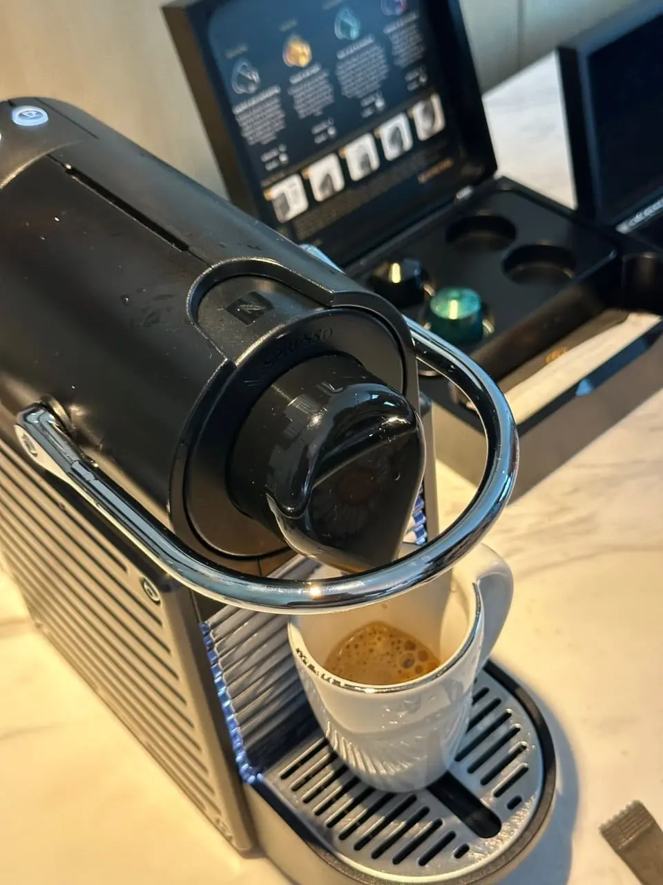 Coffee machine with free refillersv