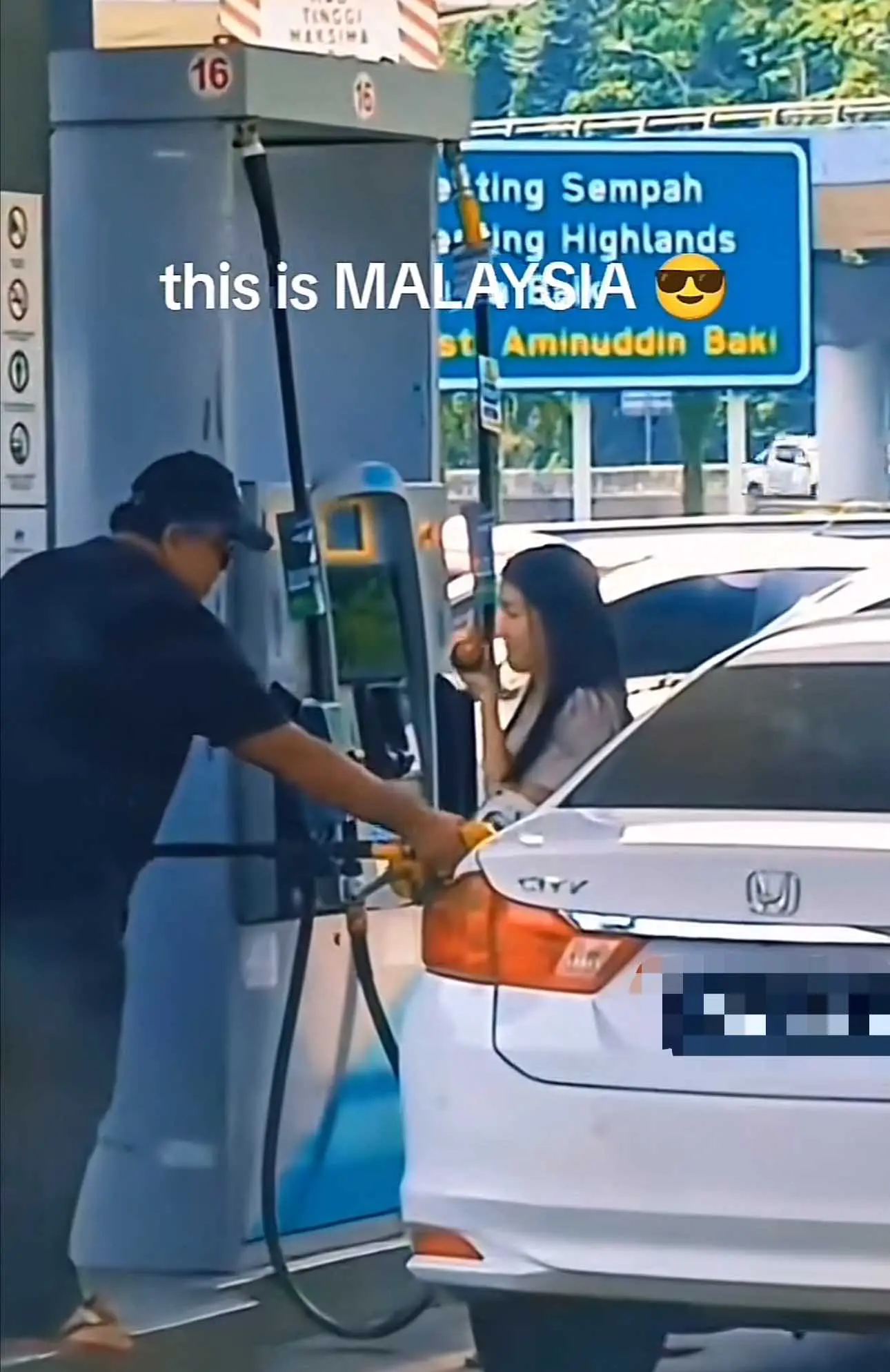 M'sian Man Gives Remainder Of His Petrol To Another Driver, Gets Praised For His Generosity