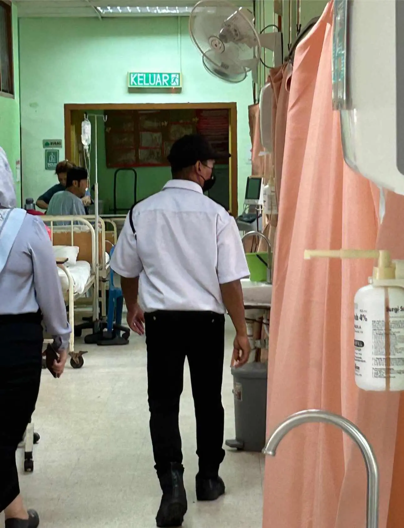 M'sian guard refuses to let woman enter hospital over her attire
