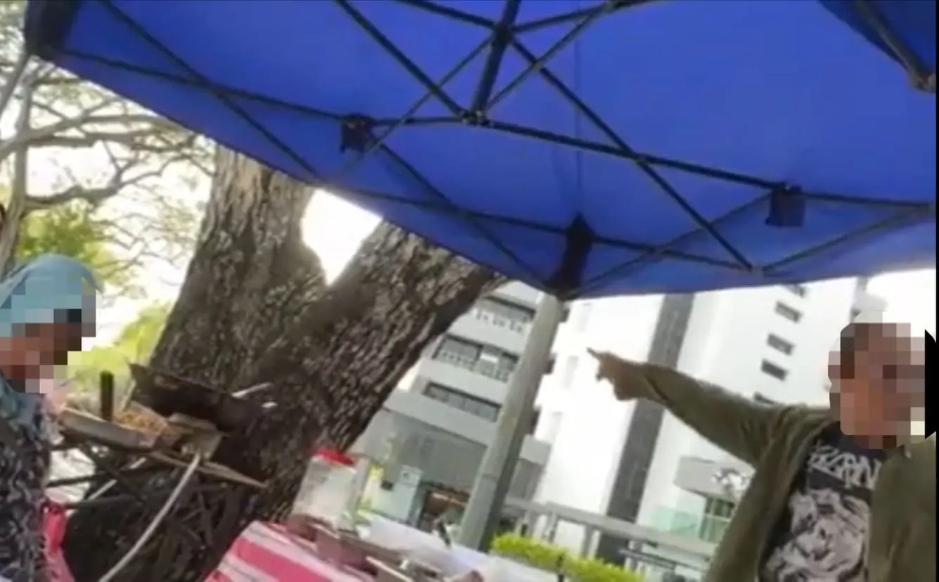 Makcik Threatens Fellow Vendor For Selling Nasi Lemak Beside Her Stall In TTDI