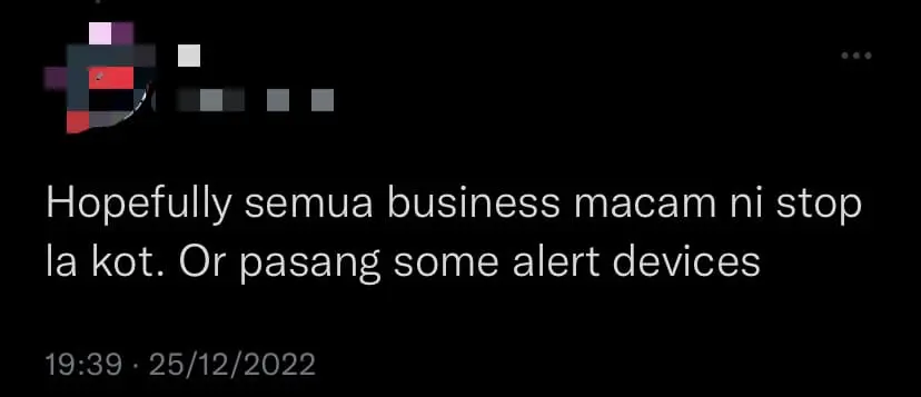 M'sians Struggle In 'Kepala Air' When Eating At An Eatery In A River, Netizens Urge The Eatery To Be Closed