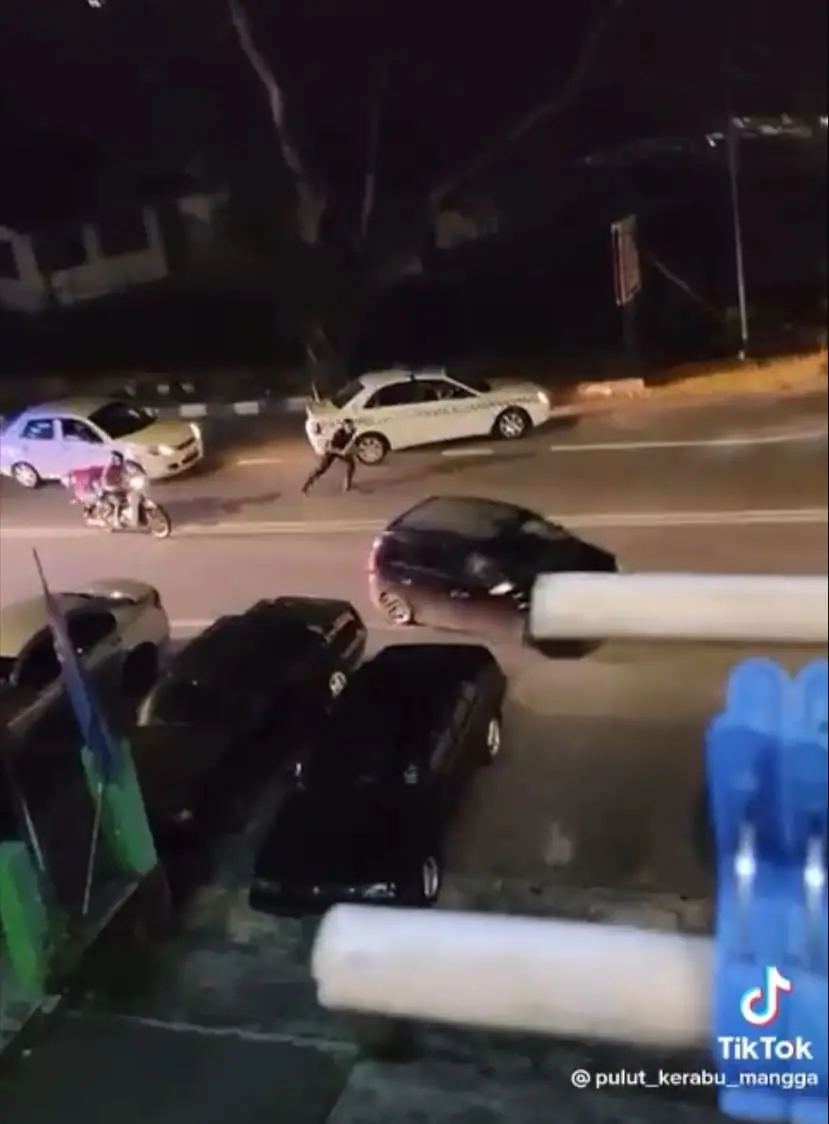 Perodua Viva Driving Away From Police, Foodpanda Delivery Rider Helps Police Chases After The Driver