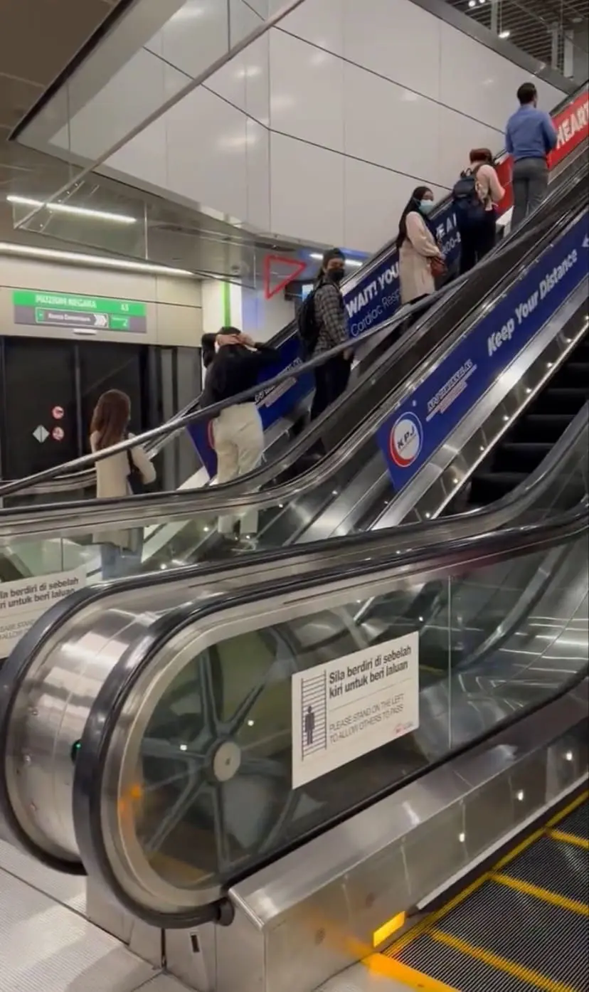 "So Scary!" — M'sian Commuters Spooked By Detached Escalator Handrail At MRT Station