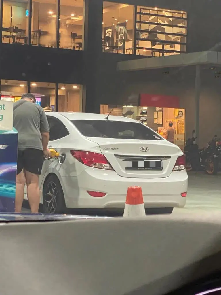 Man Seen Filling S'porean-Registered Car Up With RON95 Petrol At Shah Alam