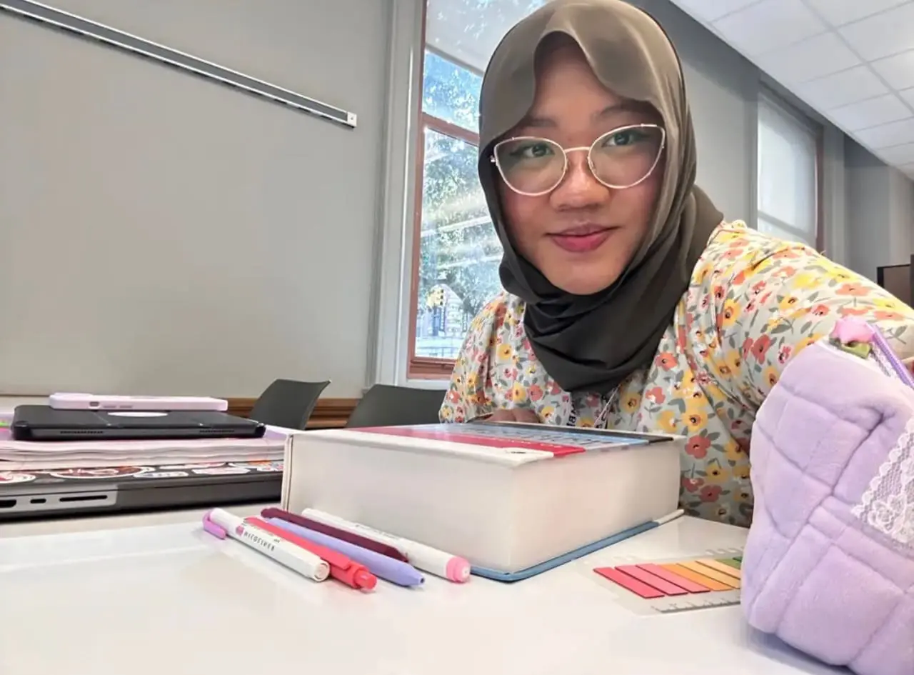 M'sian Girl Who Was Bullied For Being The Child Of Burger Sellers Secures A Spot At Columbia University In The US