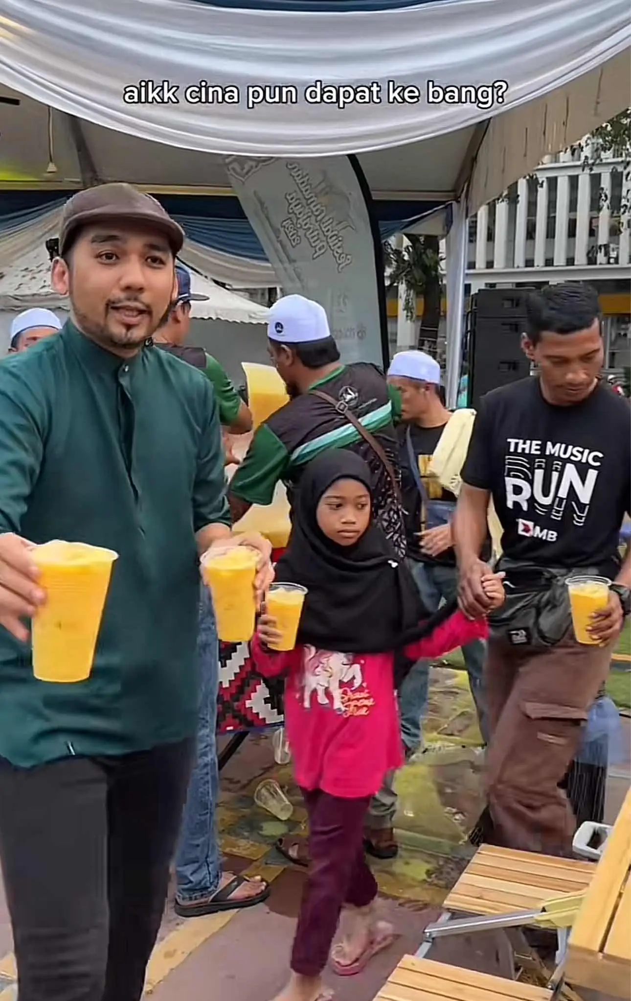 Malay man offers free drinks to two chinese woman 