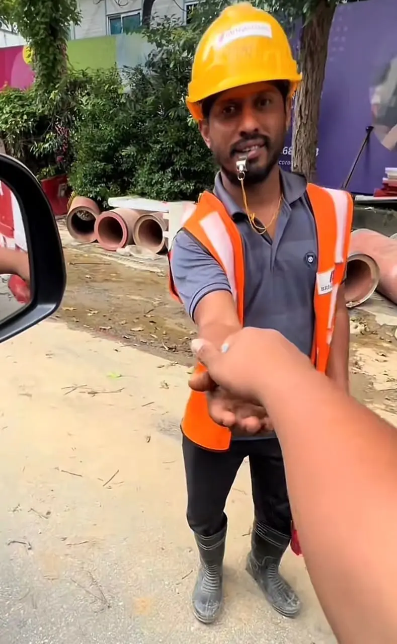 Foreign worker receives money from a msian man