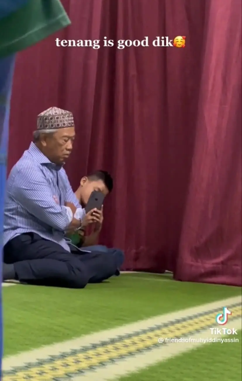 This M'sian Kid Is In Starstruck Awe After Notices Muhyiddin Yassin Sits Beside Him