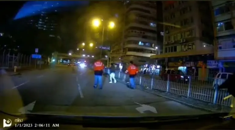 Hong Kong Man Fakes Being Hit By Car And Rolls Around On The Ground Dramatically For 2 Minutes
