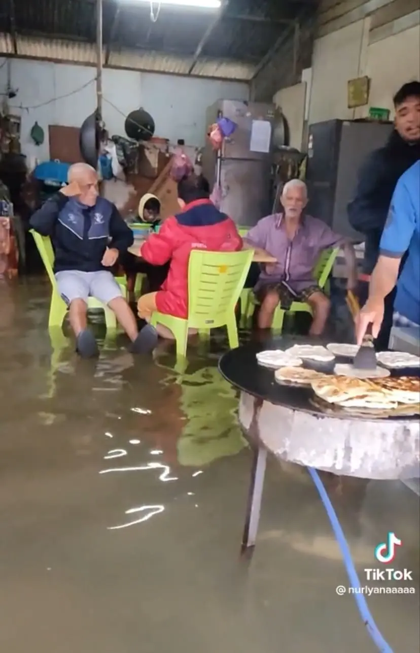 Roti Canai Vendor Operates Business As Usual Despite Flood Reaches Knee Level, Amazes Netizens