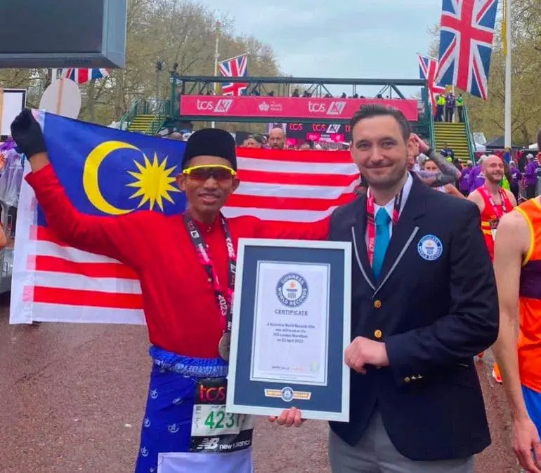 M'sian Marathoner Sets Guinness World Record By Completing Full Marathon In Traditional Baju Melayu Under 3 Hours