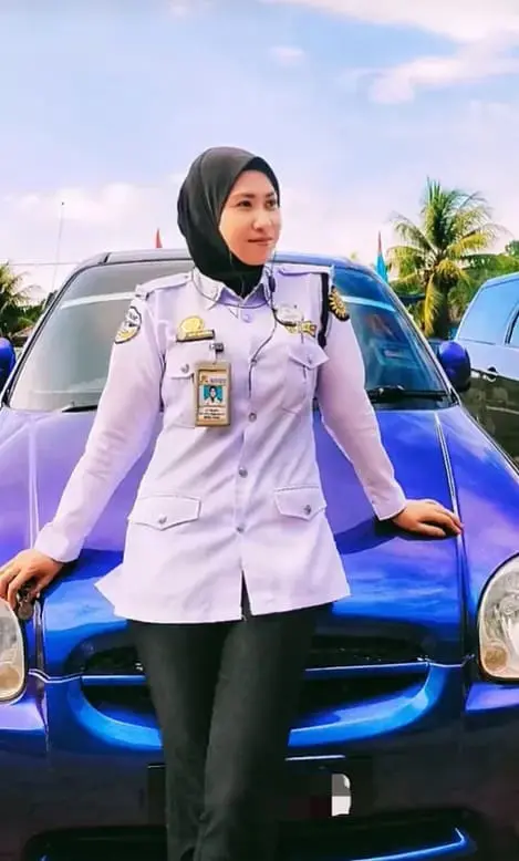 M'sian Single Mother Works As Security Guard To Raise Her 3 Kids, Says She's Not Ashamed Of Her Job