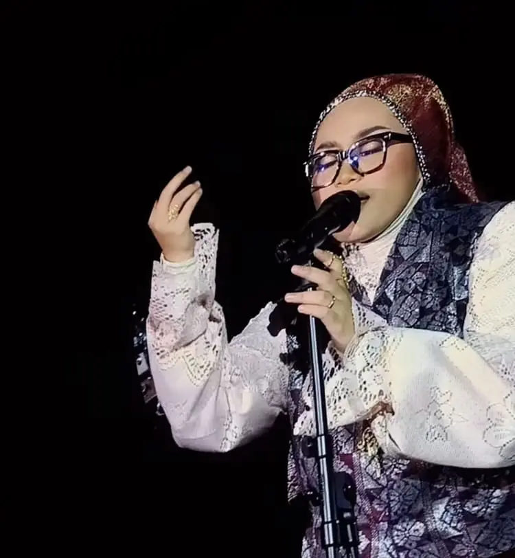 M'sian rapper Bunga performing at Coldplay concert