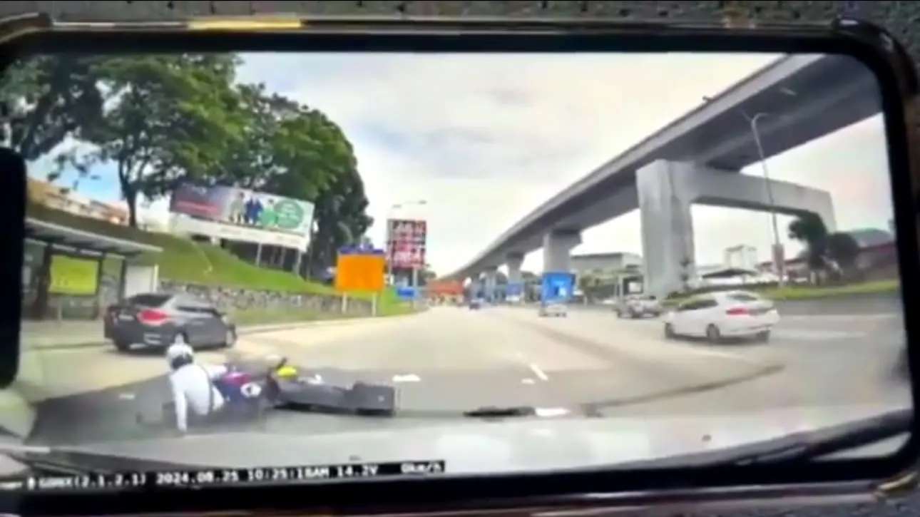 PDRM officer falls painfully