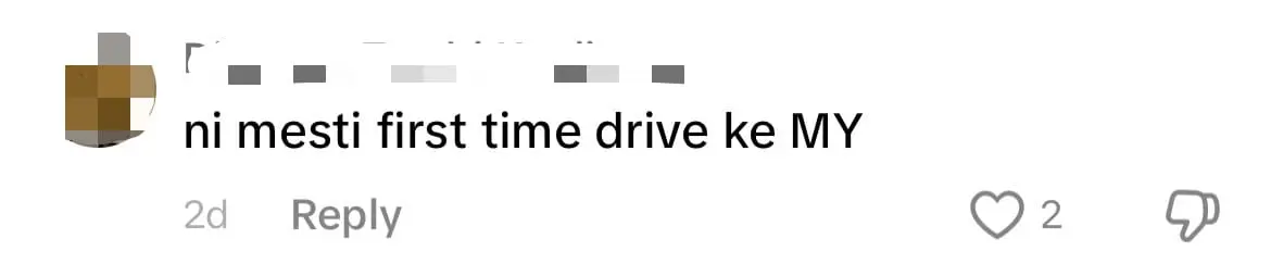 SG-Registered Mercedes Tries To Squeeze Through Motorbike Lane In Johor comment 2