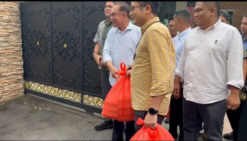 Anwar Walks Outside His Office With "Good News", Buys Lunch For Reporters Instead